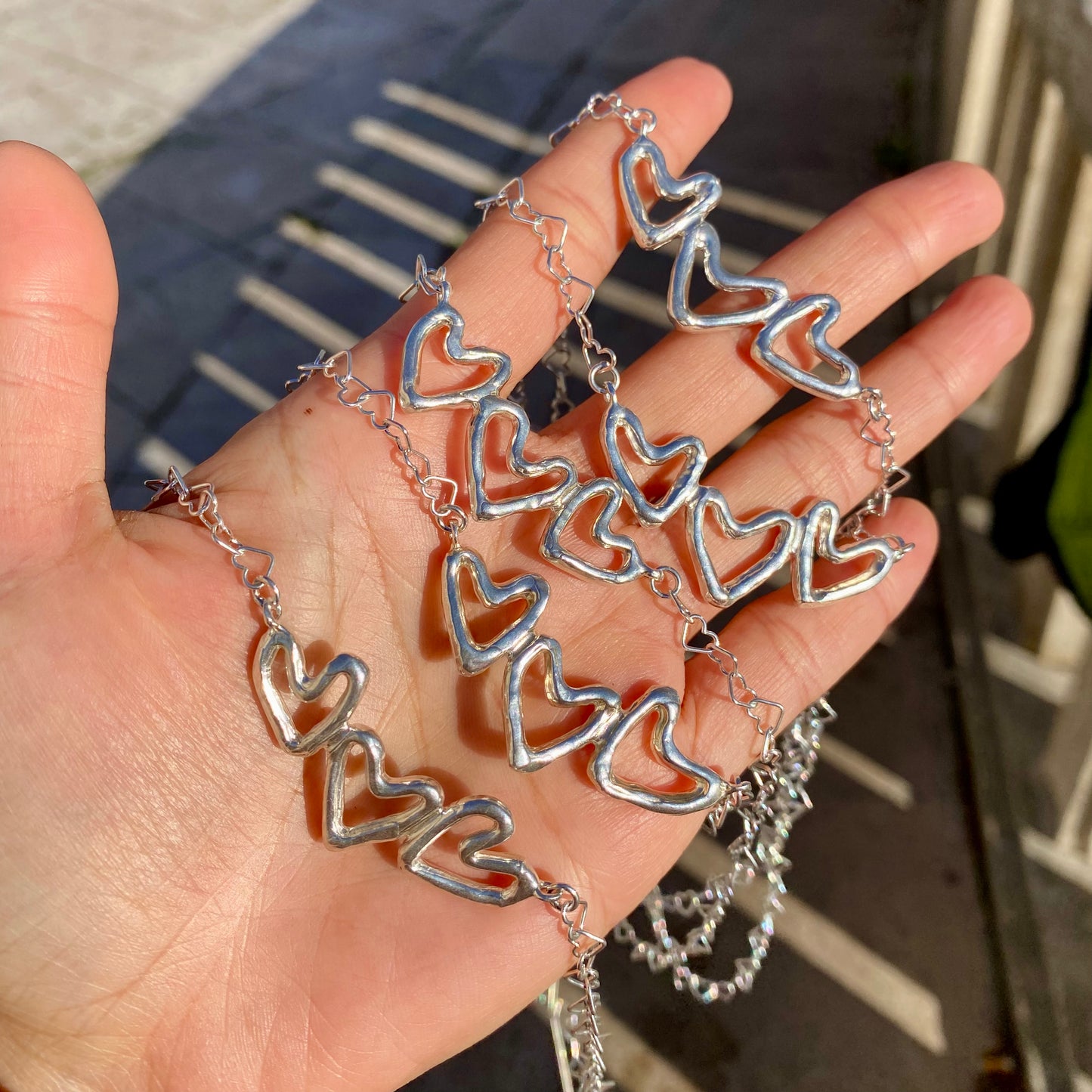 Full of Love Necklace is made from sterling silver, featuring a chain entirely composed of tiny heart-shaped links. The total length is 41 cm.