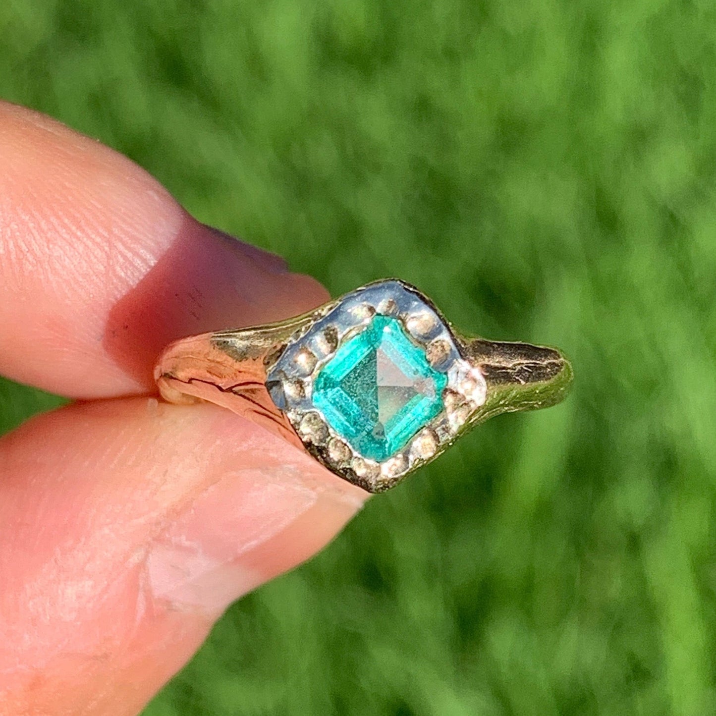 Bring a pop of colour to your jewellery collection with the Square Emerald Ring. This handcrafted piece features a stunning natural emerald stone in 9 carat yellow gold. This ring comes in size P or 7 1/2.