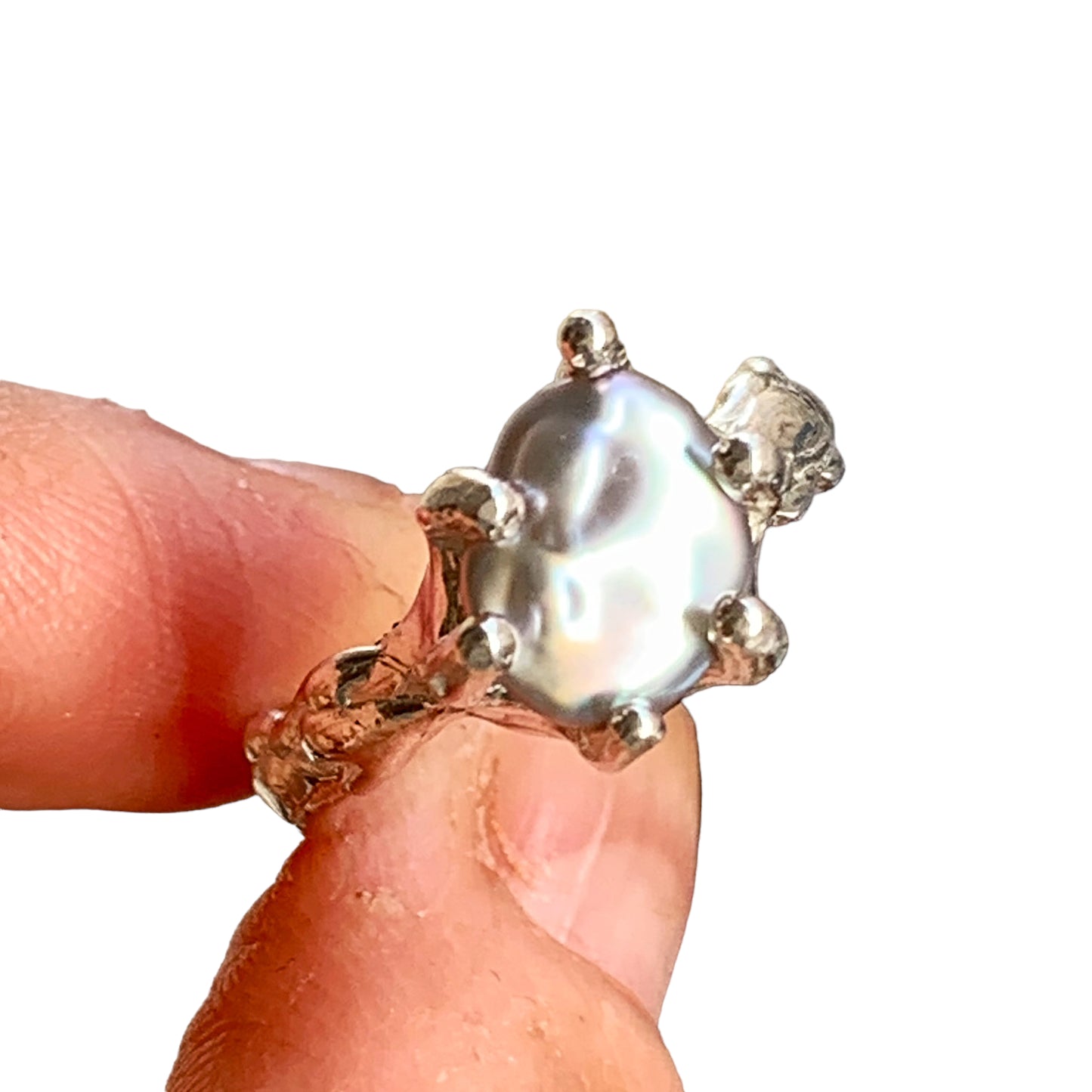Grey Keshi Ring is made of sterling silver with gorgeous Grey Keshi Pearl stone that's totally eye-catching. The ring comes in two sizes, size L 1/5 or 5 7/8 and M or 6.