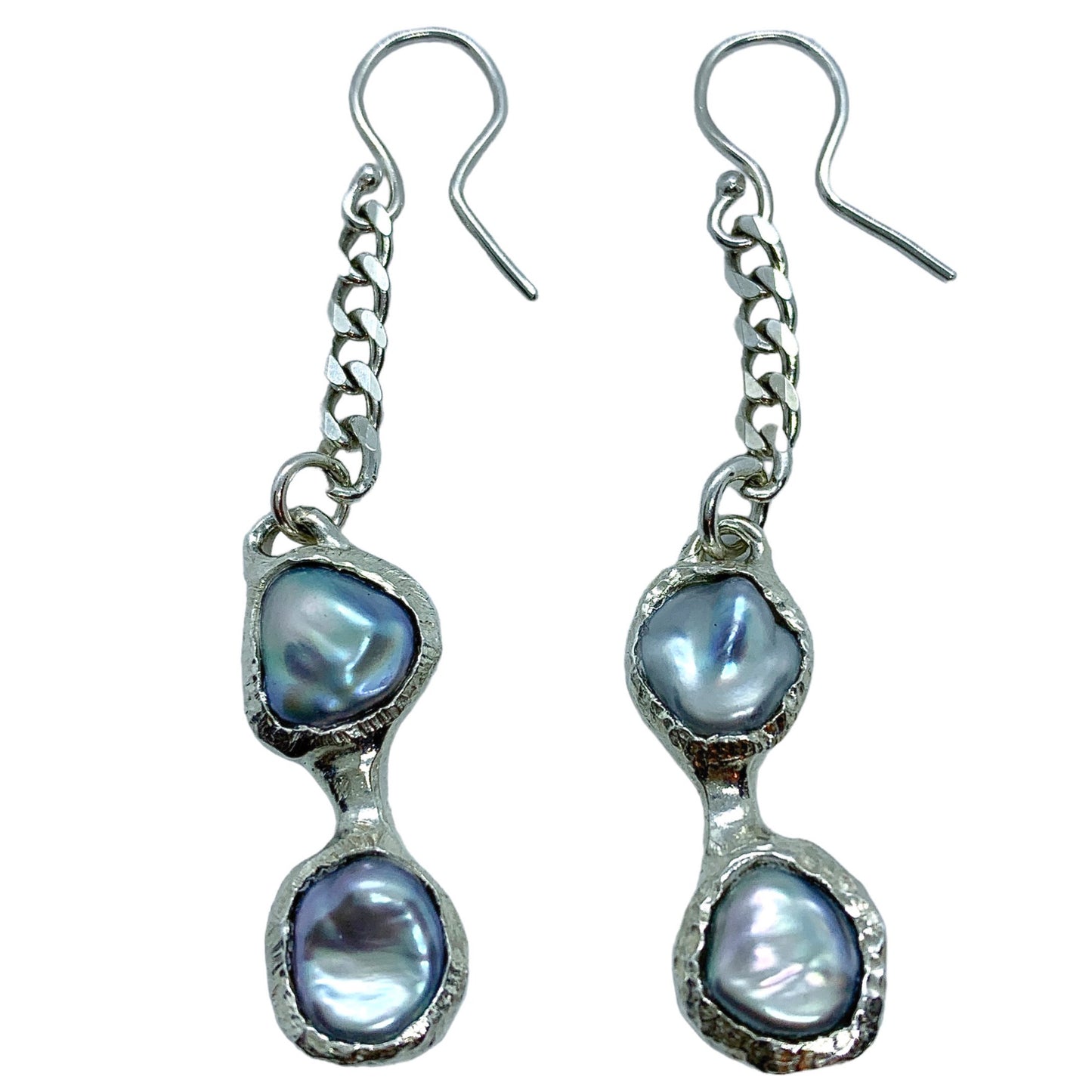 Add a touch of elegance to your daily style with these stunning grey pearl dangles. Handmade from sterling silver and featuring a beautiful grey pearl hanging from a curb chain, they're the ultimate casual-chic dangles.