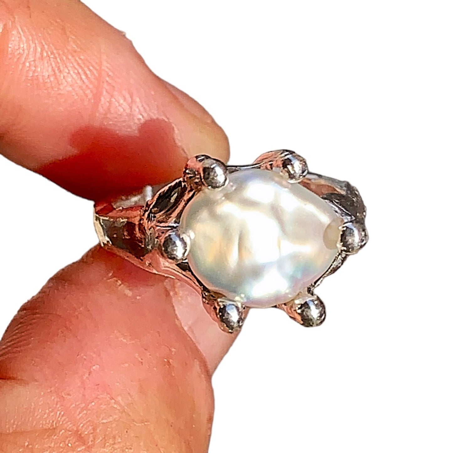 Keshi Mutiara ring is made of sterling silver with gorgeous Keshi Pearl stone that's totally eye-catching.