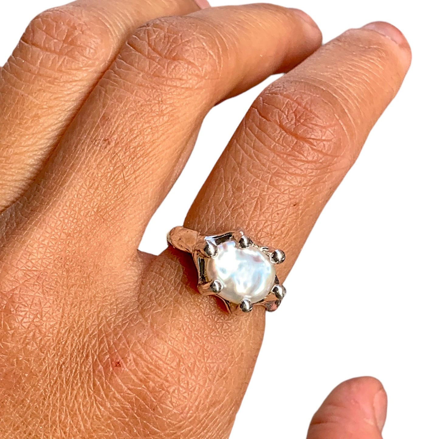 Keshi Mutiara ring is made of sterling silver with gorgeous Keshi Pearl stone that's totally eye-catching.