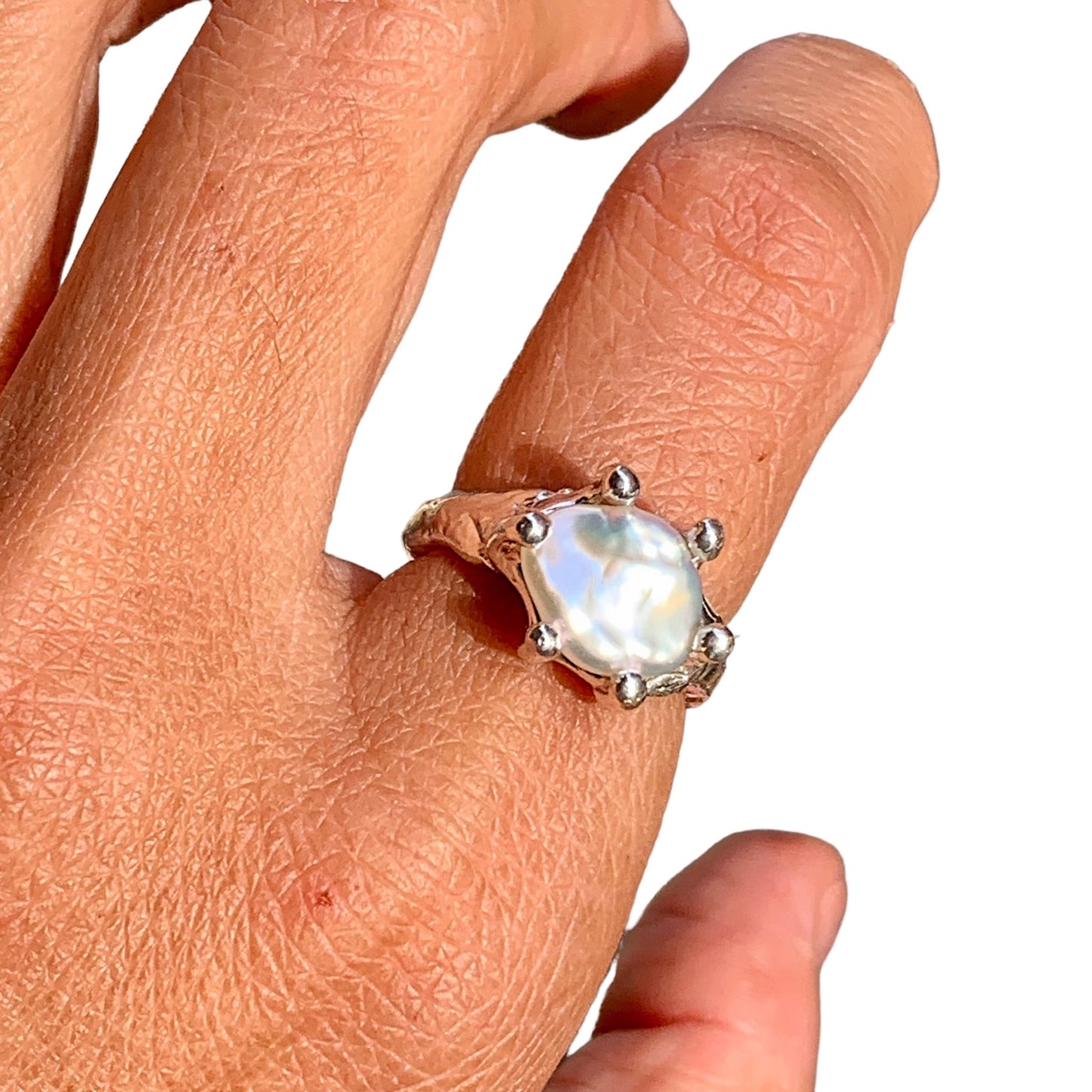 Keshi Mutiara ring is made of sterling silver with gorgeous Keshi Pearl stone that's totally eye-catching.
