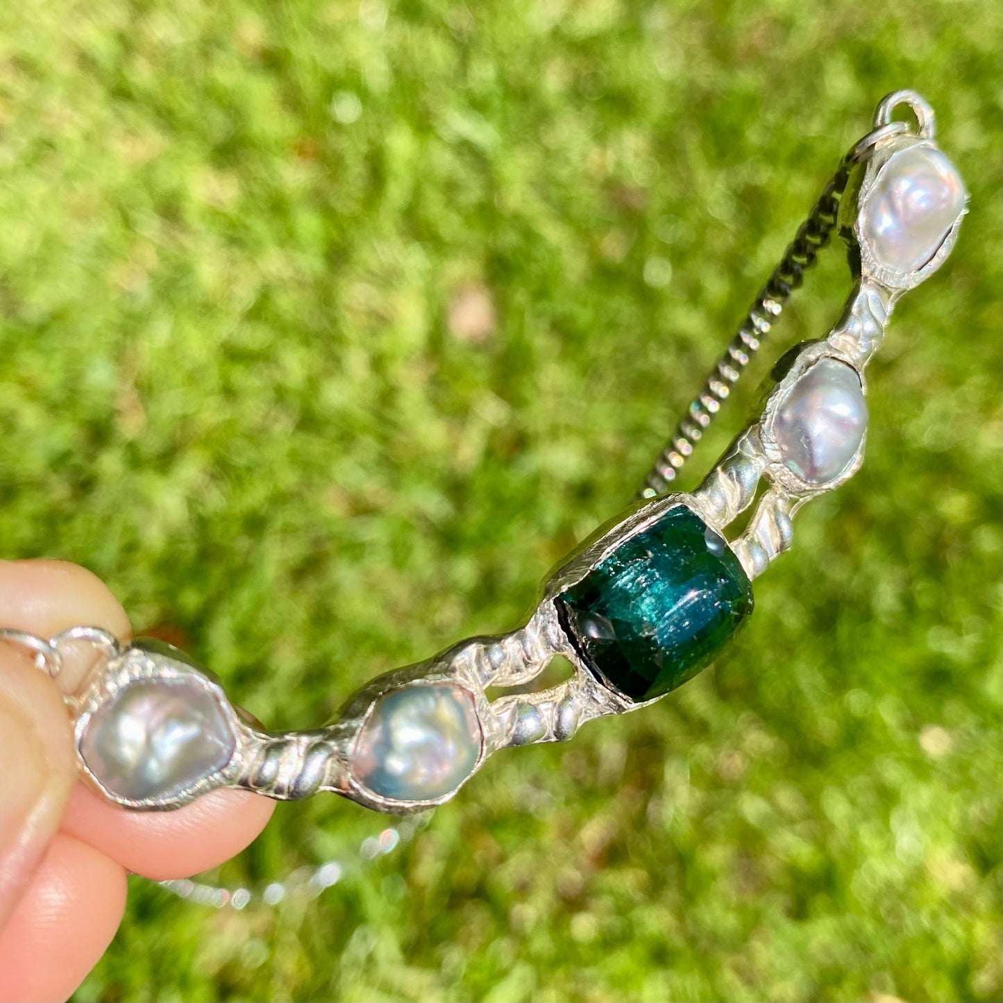 Aglaonema Bar silver pendant with green tourmaline and grey pearls, inspired by Chinese Evergreen – by Lia Makes Jewellery