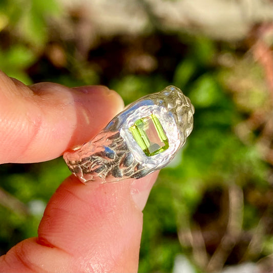 Sterling silver Leafy Ring with textured wavy band and green peridot, size L ½ (US 5 7/8), handmade by Lia in Paris.