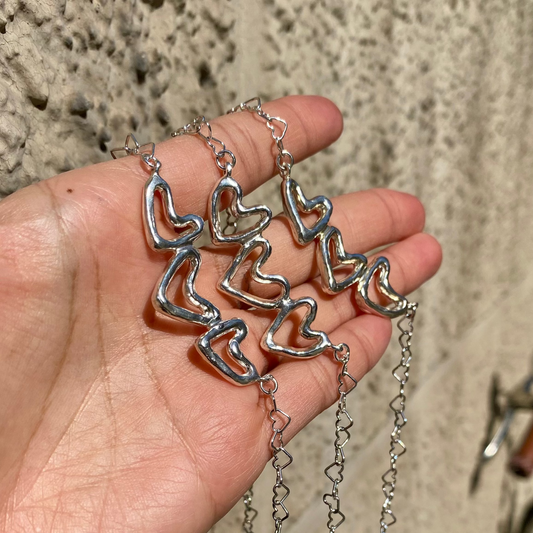Full of Love Necklace is made from sterling silver, featuring a chain entirely composed of tiny heart-shaped links. The total length is 41 cm.