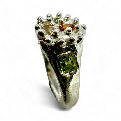 Pijar Ring displayed under natural light — sterling silver and multi-colour sapphire gemstones handmade in Paris.