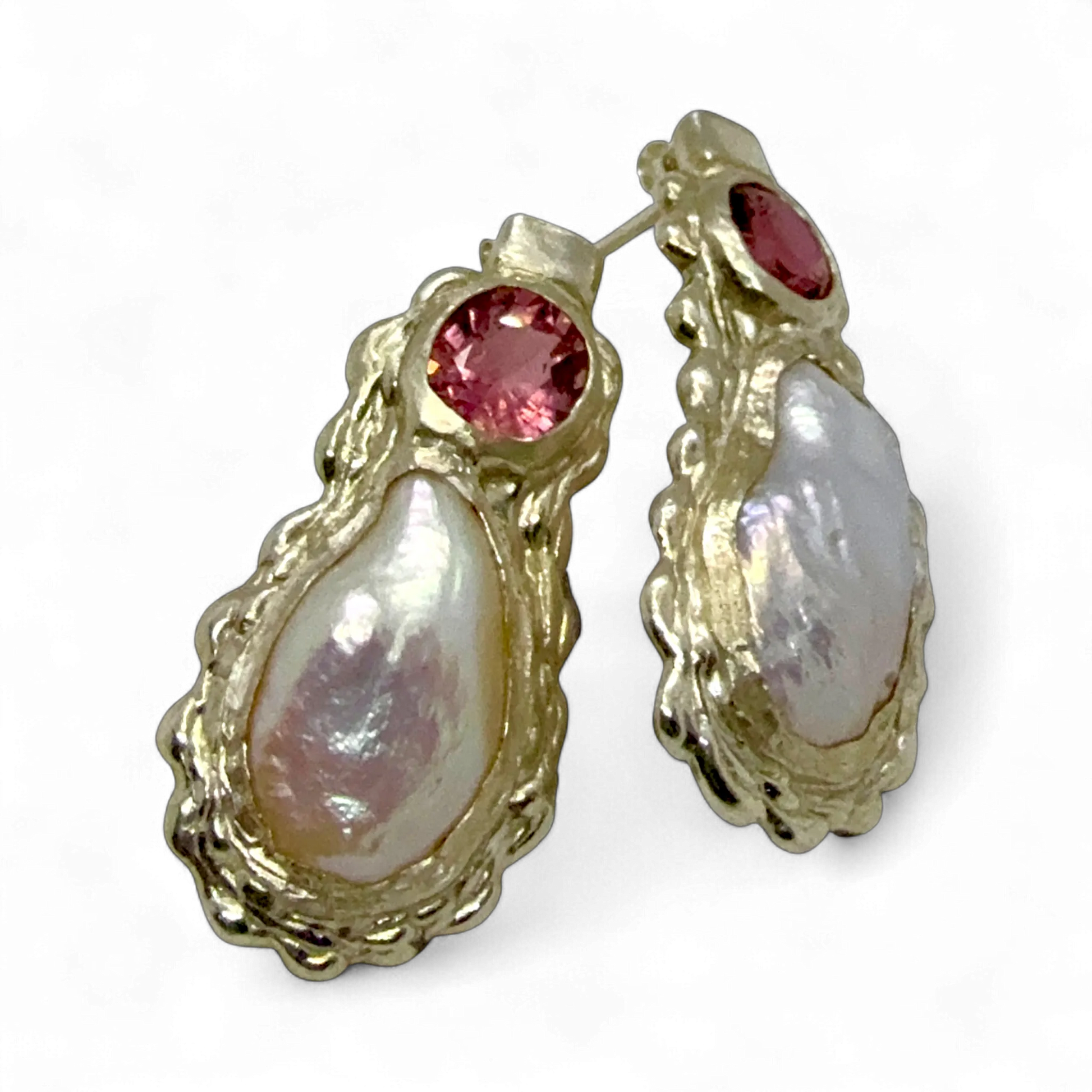 Single White Rosé earring in sterling silver with delicate pink spinel and luminous keshi pearl.