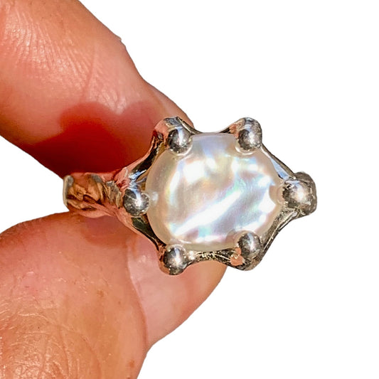 Keshi Mutiara ring is made of sterling silver with gorgeous Keshi Pearl stone that's totally eye-catching.