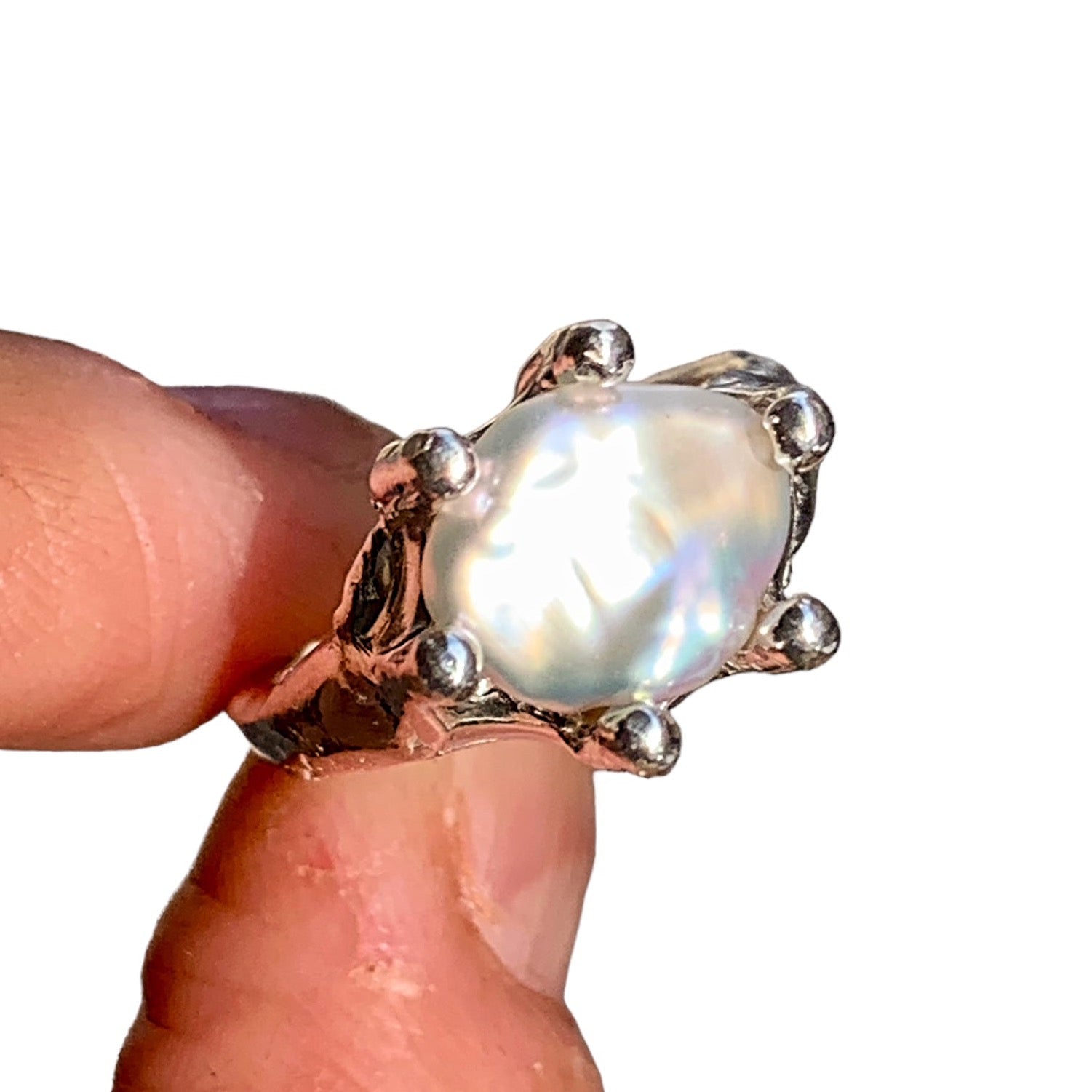 Keshi Mutiara ring is made of sterling silver with gorgeous Keshi Pearl stone that's totally eye-catching.