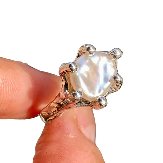 Keshi Mutiara ring is made of sterling silver with gorgeous Keshi Pearl stone that's totally eye-catching.