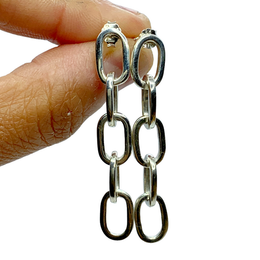 The link earrings are one-of-a-kind link earrings, made from 5 linked chains in sterling silver. They're 4.5 cm in length and bring a cool touch to your style.