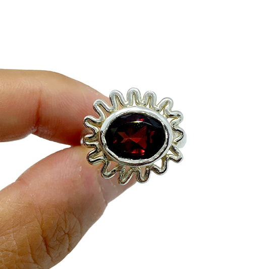 Random ring made in sterling silver. It is all about positivity and energy, with its vibrant red garnet and open-back design. Perfect for finger sizes L to N. 