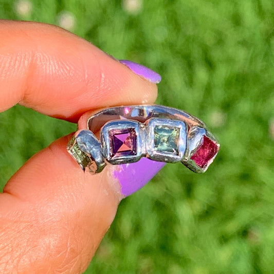 Fall in love with the Warna Warni Ring, handcrafted with sterling silver and featuring pink and green tourmalines. This one-of-a-kind piece is available in size J 1/4 or 4 3/4 and is perfect for adding a pop of colour to your everyday look or for special occasions.